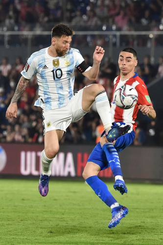 Messi no estuvo certero al ataque y el duelo entre argentinos y paraguayos concluyó sin anotaciones en la visita celeste a Asunción.