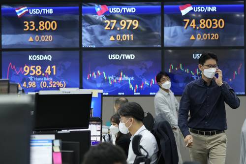Operadores de divisas en el KEB Hana Bank en Seúl, Corea del Sur. Los mercados en Asia esperan el impacto de un decepcionante informe de empleo en Estados Unidos.