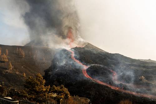 Un nuevo flujo de lava brotó ayer tras el colapso parcial del cono volcánico en La Palma, amena-zando con provocar más destrucción en el lugar, donde más de mil construcciones han sido engulli-das o dañadas por las corrientes de roca fundida. El área fue evacuada después de la erupción del 19 de septiembre, cuando 6 mil residentes debieron huir de sus hogares y granjas. La Palma forma parte de las Islas Canarias de España, un archipiélago al noroeste de la costa de África.