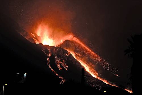El volcán La Palma continuó arrojando lava en la isla canaria del mismo nombre. Una nueva emanación extendió los daños, pues la actividad ya había tragado más de mil edificios.