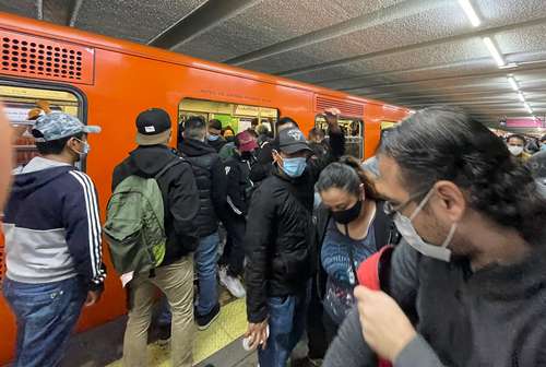 Si bien la Ciudad de México pasó al semáforo epidemiológico verde al comienzo de esta semana, con la recomendación de mantener las medidas sanitarias para evitar contagios de Covid-19, en el transporte público, como el Metro, cumplirlas es imposible.