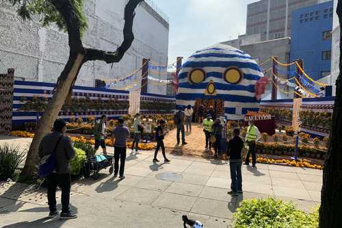 La firma francesa instaló una ofrenda en avenida Reforma, en la CDMX.