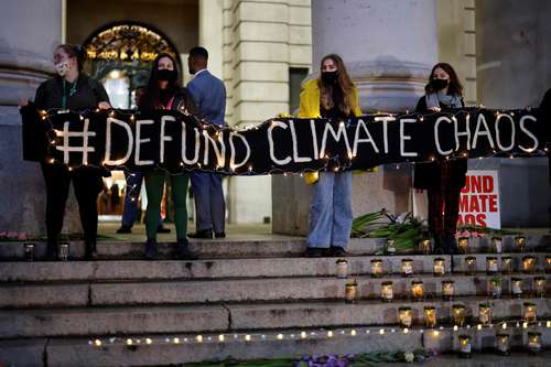 Vigilia de defensores del ambiente frente al Banco de Inglaterra, en Londres, a unas horas de que se inicie la COP26 en Escocia.