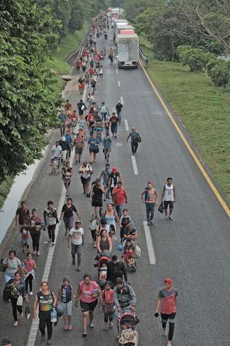 Los extranjeros en movilidad comunicaron que este domingo hicieron una pausa para que un médico revisara la salud de varias embarazadas. En la imagen, la marcha de la caravana la tarde del sábado pasado, en Ulapa, Chiapas.