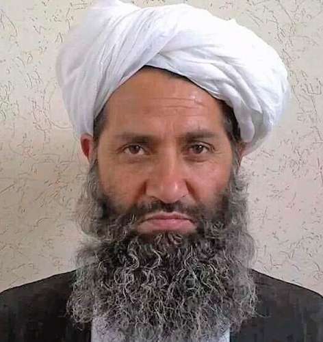 Unos lo daban por muerto, otros decían que estaba oculto en Pakistán; sin embargo, el misterioso líder supremo de los talibanes, mulá Hibatullah Akhundzada (en imagen de archivo), apareció en público por primera vez desde su nombramiento en 2016, anunció ayer el gobierno afgano. “El comandante de los creyentes se presentó ante una gran congregación en la madraza Darul Uloom Hakimah y habló durante 10 minutos”. Según un registro de audio, Akhundzada no hizo comentarios políticos y pide la bendición de Dios para la dirigencia talibana.