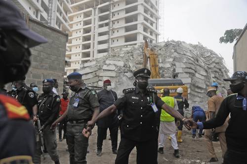 Policías, rescatistas y militares fueron desplegados ayer en el área del derrumbe en la zona de Iyoki, en Lagos, la ciudad más grande de Nigeria.