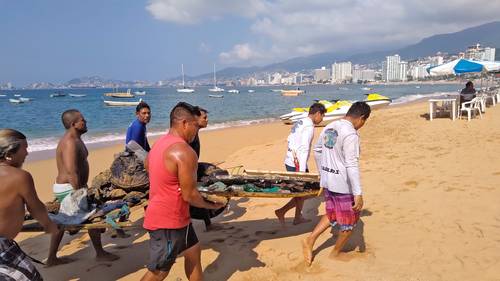 Prestadores de servicios y buzos de playa Icacos, en Acapulco, Guerrero, realizaron ayer limpieza tanto en el mar como en la franja de arena, de donde sacaron desechos de plástico, llantas, envases de vidrio e incluso maletines y zapatos.