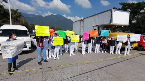 Trabajadores eventuales del Hospital Regional de Río Blanco, Veracruz, protestaron este viernes afuera del nosocomio para solicitar a los gobiernos federal y estatal mejores salarios, prestaciones y seguridad social. Los empleados de la salud dijeron que a pesar de que algunos de ellos tienen más de 10 años de servicio, no cuen-tan con ningún beneficio, mientras que los de reciente ingreso, pertenecientes al Instituto de Salud para el Bienestar, cuentan con mejores condiciones laborales.