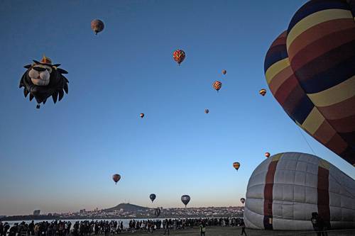 En el tercero de cuatro días del Festival Internacional de Globos aerostáticos en León, Guanajuato, surcaron el cielo decenas de los más de 200 inflables.