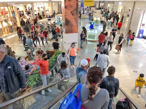 La afluencia de personas a las plazas comerciales del país aumentó con las ofertas de El Buen Fin. En la imagen, un aspecto de Plaza Delta en la Ciudad de México.