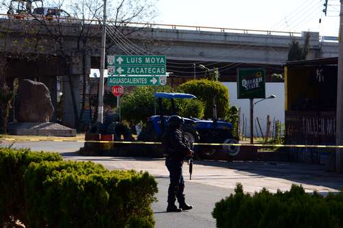 Policías de Zacatecas y agentes de la Guardia Nacional instalaron un perímetro de seguridad en las inmediaciones de un puente vial en el municipio de San Pedro Piedra Gorda, donde ayer por la mañana fueron encontrados 10 cuerpos colgados.