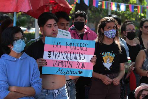 Integrantes de la comunidad LGBT+ protestaron ayer en el parque Revolución de Guadalajara, Jalisco, contra la discriminación.