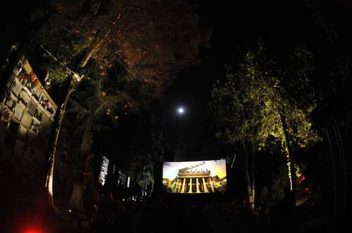 Proyección de la película Maleza, en el panteón de Santa Paula.