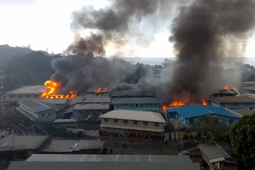 Incendios y saqueos en el barrio chino durante las protestas en las Islas Salomón que tienen el conflicto entre China y Taiwán como telón de fondo.