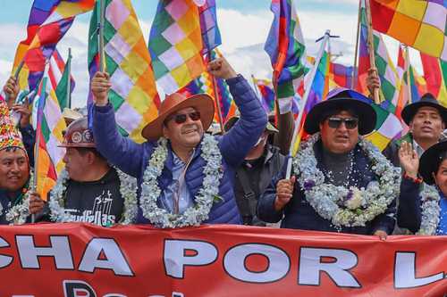 v El presidente Luis Arce (cen-tro) participa, con Evo Morales, en la caminata que llegará el lunes a La Paz.