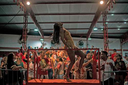 La reina de la samba de Viradouro Erika Januza baila sobre un estrado en los ensayos de su escola.