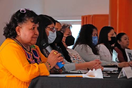 En una conferencia conjunta, mujeres víctimas de tortura sexual en el caso Atenco y familiares de víctimas de desaparición forzada del caso Alvarado Espinoza exigieron a las autoridades actuar de forma inmediata ante sendas resoluciones de la Corte Interamericana de Derechos Humanos. Las inconformes reclamaron que no haya intenciones de las fiscalías para reparar los daños o realizar investigaciones con el fin de arrestar a los responsables.