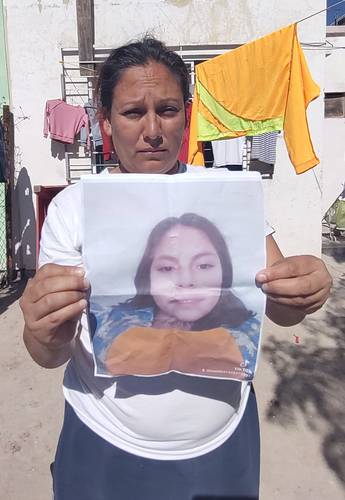 Reyna Josefina Ramírez Briseño sostiene una foto de su hija, Melissa Mendoza Ramírez, de 12 años, quien desapareció luego de ser arrestada por policías municipales de León, Guanajuato.