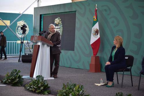 El presidente Andrés Manuel López Obrador y la gobernadora de Chihuahua, María Eugenia Campos Galván, ayer durante la conferencia del mandatario en las instalaciones del 23 Batallón de Infantería.