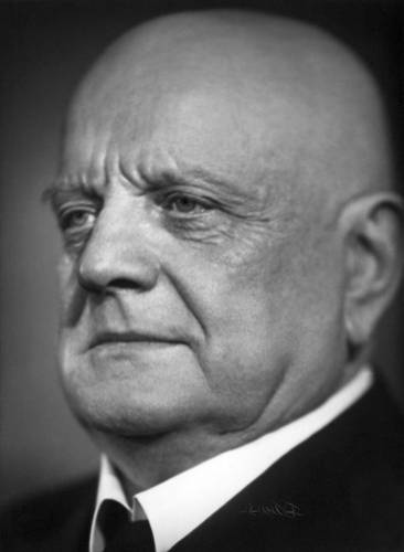 Jean Sibelius, compositor y violinista finlandés.
