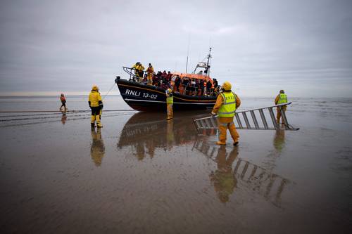 Salvavidas se preparan para ayudar a indocumentados que llegan en pequeños botes a las costas del Reino Unido.