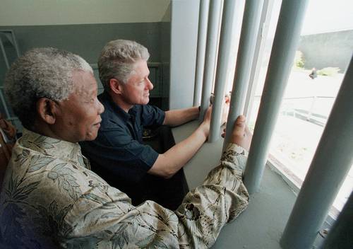 La familia desea recaudar fondos para un jardín conmemorativo. El Ministerio de Cultura prefiere que la llave sea patrimonio museístico. En imagen de archivo, Nelson Mandela y Bill Clinton durante una visita a la celda del penal en la Isla Robben.