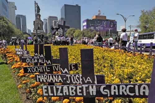 La incidencia de feminicidios creció ininterrumpidamente de 2015 a 2020. En la imagen, del 3 de noviembre pasado, familiares de víctimas protestaron en el antimonumento Voces abrazando voces, en la ciudad de México.