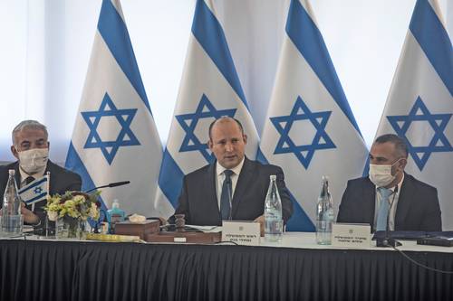 El premier israelí, Naftali Bennett (al centro), anunció ayer en sesión especial con su gabinete la puesta en marcha de un multimillonario plan para afianzar el control sobre la estratégica meseta del Golán, territorio que Israel arrebató a Siria en la guerra de los Seis Días de 1967, cuya soberanía sólo es reconocida por EU.