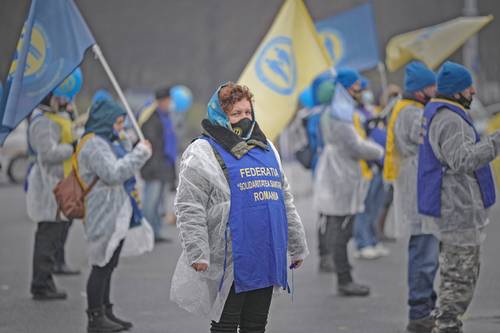 Trabajadores sanitarios en Bucarest, Rumania, demandan mejores condiciones laborales.