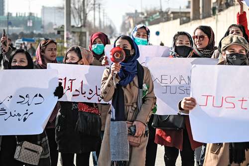 Unas 30 jóvenes se manifestaron ayer en Kabul, capital de Afganistán, para exigir respeto a sus derechos y el fin de los asesinatos de miembros del antiguo gobierno. Las mujeres pudieron avanzar cientos de metros al grito de “justicia”, pero su marcha fue detenida por los talibanes.