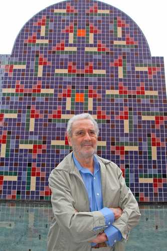  El artista Vicente Rojo en julio de 2017 frente a una de las caras de su antimural Escenario abierto (2000), ubicado en el Centro Nacional de las Artes. Foto Roberto García Ortiz