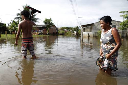 Habitantes del distrito de Sambaituba sufrieron ayer el desborde del río Almada, en el sur del estado brasileño de Bahía, asolado desde noviembre por lluvias torrenciales.