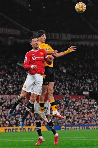Raúl Jiménez y Cristiano Ronaldo, el jugador que más brinca en la Liga Premier, se enfrentaron en varios saltos, uno ganado por el mexicano.