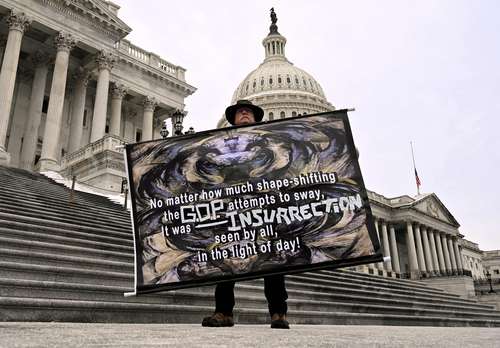 “No importa cuánto el Partido Republicano intente cambiar de forma. Fue una insurrección a la vista de todos, a la luz del día”, se lee en la pancarta de un manifestante ayer afuera del Capitolio, en Washington.