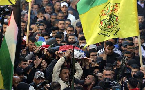 En el campo de refugiados de Balata se llevó a cabo el funeral de un palestino de 21 años ultimado por el ejército israelí, que argumentó que disparó a “un hombre armado que abrió fuego contra los soldados” durante el arresto de un sospechoso en Nablus, en el norte de Cisjordania.