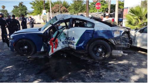 Una patrulla de la policía estatal de Tamaulipas quedó destrozada tras chocar contra otro vehículo y estrellarse en un poste de luz, el 14 de junio de 2021. El agente que conducía circulaba a exceso de velocidad.