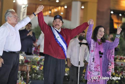 Con un “sí juro” respetar la Constitución y las leyes, Ortega, de 76 años, y Murillo de 70, recibieron la banda presidencial del titular del parlamento Gustavo Porras, en una sesión solemne realizada en la plaza de la Revolución.