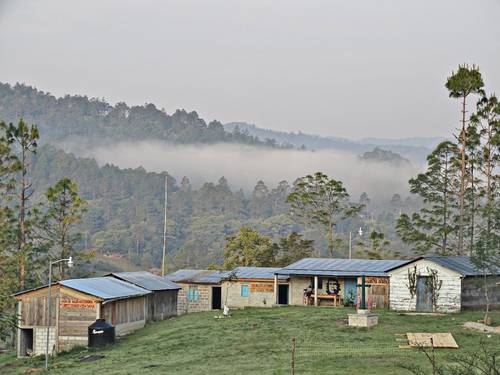 Campamento de observación civil en la comunidad de San Gregorio, en el municipio autónomo zapatista Lucio Cabañas, donde 15 hombres armados atacaron ayer el poblado 16 de Febrero.