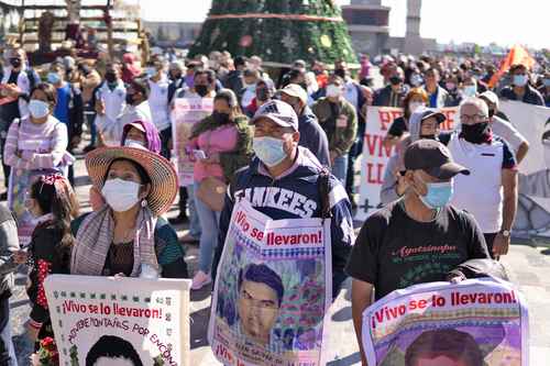Marcha de padres, familiares y normalistas de Ayotzinapa de la Glorieta de Peralvillo a la Basílica de Guadalupe el 26 de diciembre pasado.