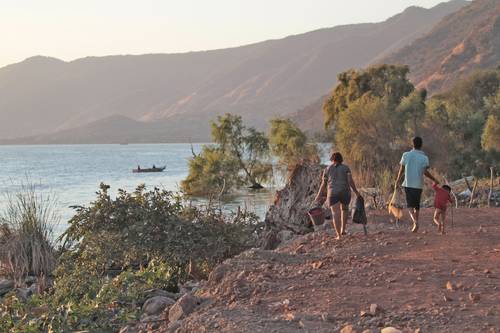 Una familia camina a la orilla del lago de Chapala –el cual presenta altos índices de contaminación– en busca de un buen lugar para pescar, en la comunidad de San Pedro Itzicán, municipio de Poncitlán, Jalisco.