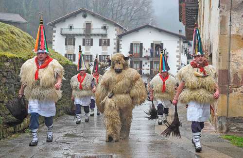 Participantes del carnaval campestre de Ituren, en Navarra, España, desfilan con atuendos de lana e implementos relativos a la crianza de ovejas.