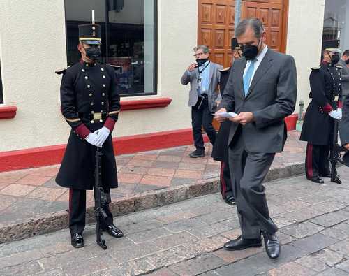 El consejero presidente del INE, Lorenzo Córdova, asistió a la ceremonia del 105 aniversario de la Constitución, realizada en Querétaro.