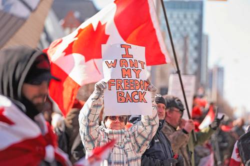 Simpatizantes del movimiento Convoy de la Libertad protestaron el fin de semana en Toronto contra las órdenes del gobierno para contener la ola de contagios de covid.