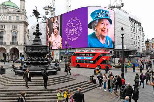  En el centro de Londres se promueve el festejo en pantallas gigantes. Foto Afp