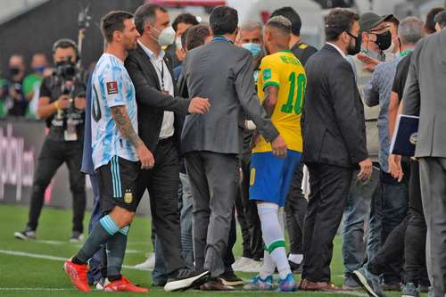Los astros Lionel Messi y Neymar durante la suspensión del encuentro entre sus selecciones el pasado 5 de septiembre.