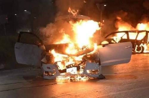 Uno de los vehículos incendiados durante los enfrentamientos que tuvieron lugar ayer por la madrugada en la ciudad de Caborca, Sonora, entre dos grupos antagónicos de la delincuencia organizada. Tras las refriegas se reportó la desaparición de dos jóvenes.
