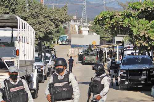 Elementos de la Guardia Nacional resguardan la entrada al Centro de Reinserción Social de Acapulco, Guerrero, luego de que la madrugada del lunes se suscitó un motín de reos que se oponían al traslado de 155 de sus compañeros a penales federales.
