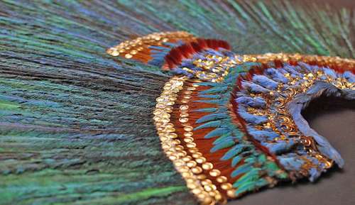 El tocado de plumas de quetzal engarzadas con oro del tlatoani Moctezuma Xocoyotzin se encuentra en el Museo Etnográfico de Viena.