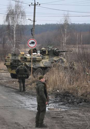 Militares ucranios realizan tareas de vigilancia en un vehículo blindado de transporte de personal BTR-3 en el noroeste de Kiev.