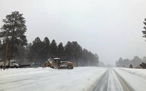 Una tormenta invernal con lluvia helada y llovizna generó caos en los viajes desde el centro de Texas hasta el norte del país en los Grandes Lagos. El hielo en los caminos provocó cientos de accidentes, incluyendo uno en Kentucky en el que un niño resultó muerto. En la imagen, carreteras cerradas de Flagstaff, Arizona, por la nieve que alcanzó hasta 50 centímetros de alto.